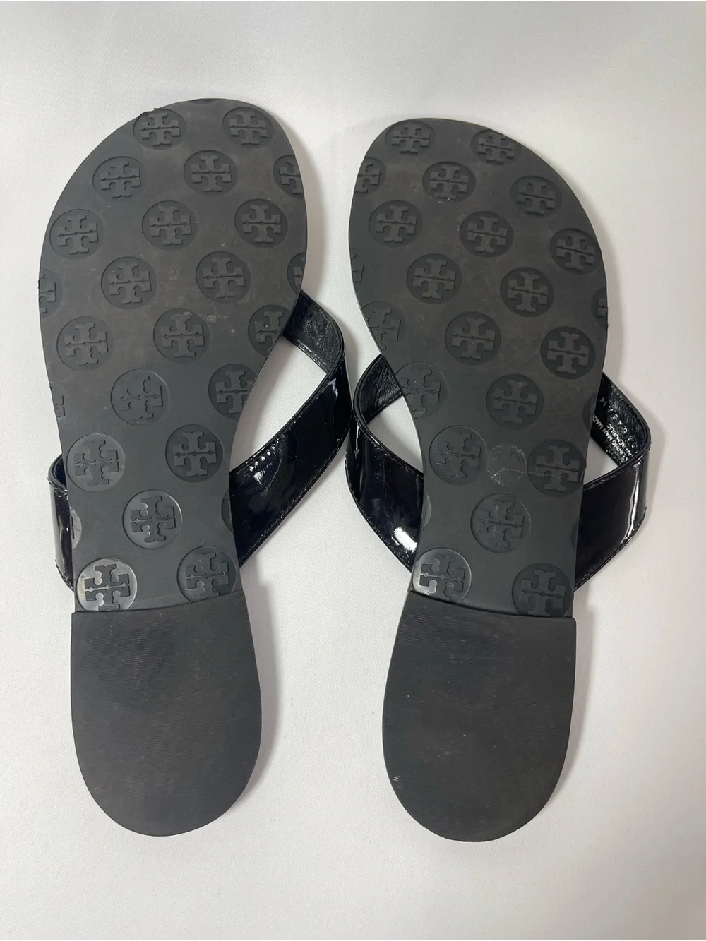 Tory Burch Black Patent Leather Thong Sandals Flip Flops Silver Logo Sole 8M